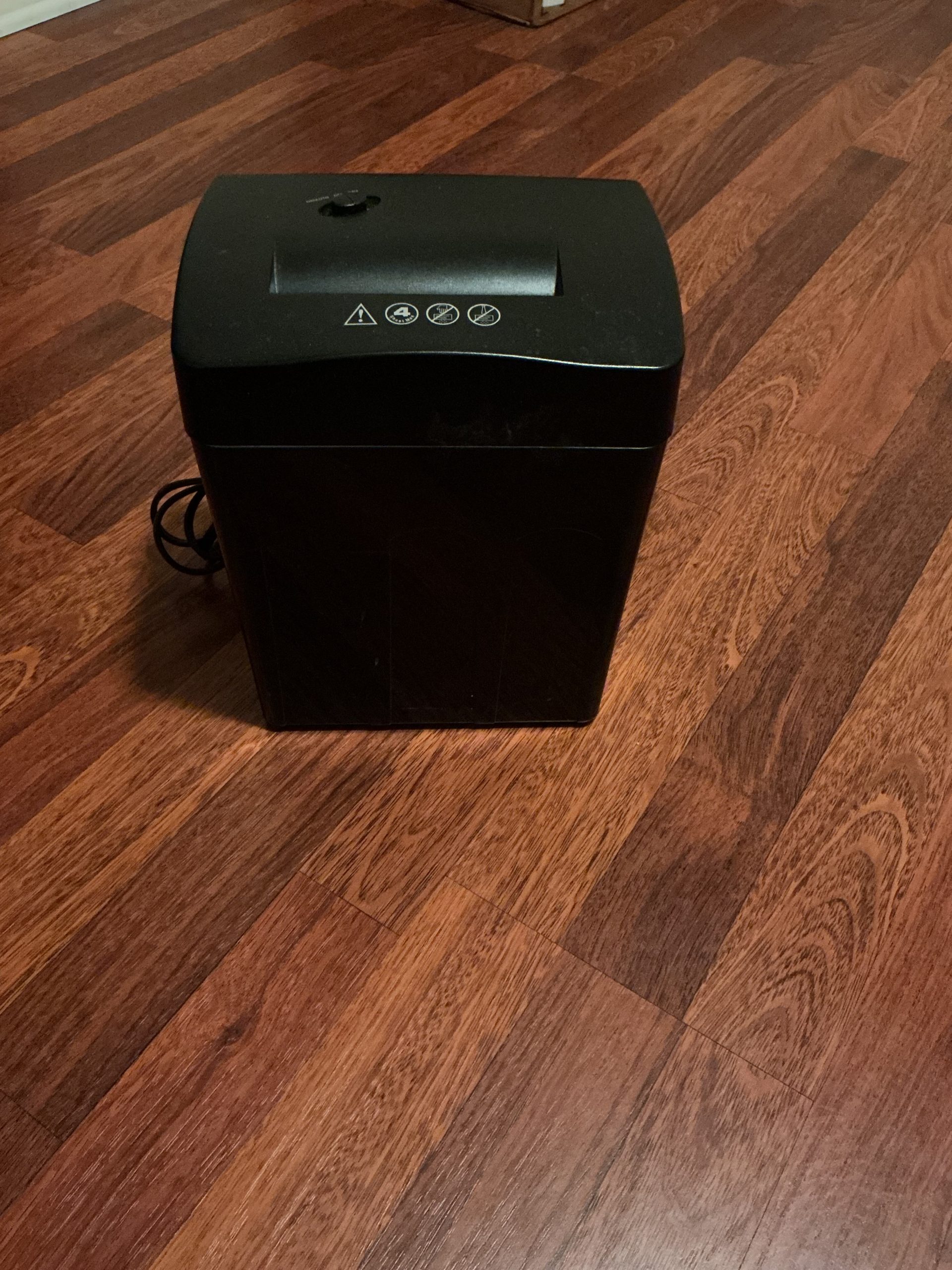 Compact 6 sheet Personal Paper Shredder (Pre-Loved) - Image 2