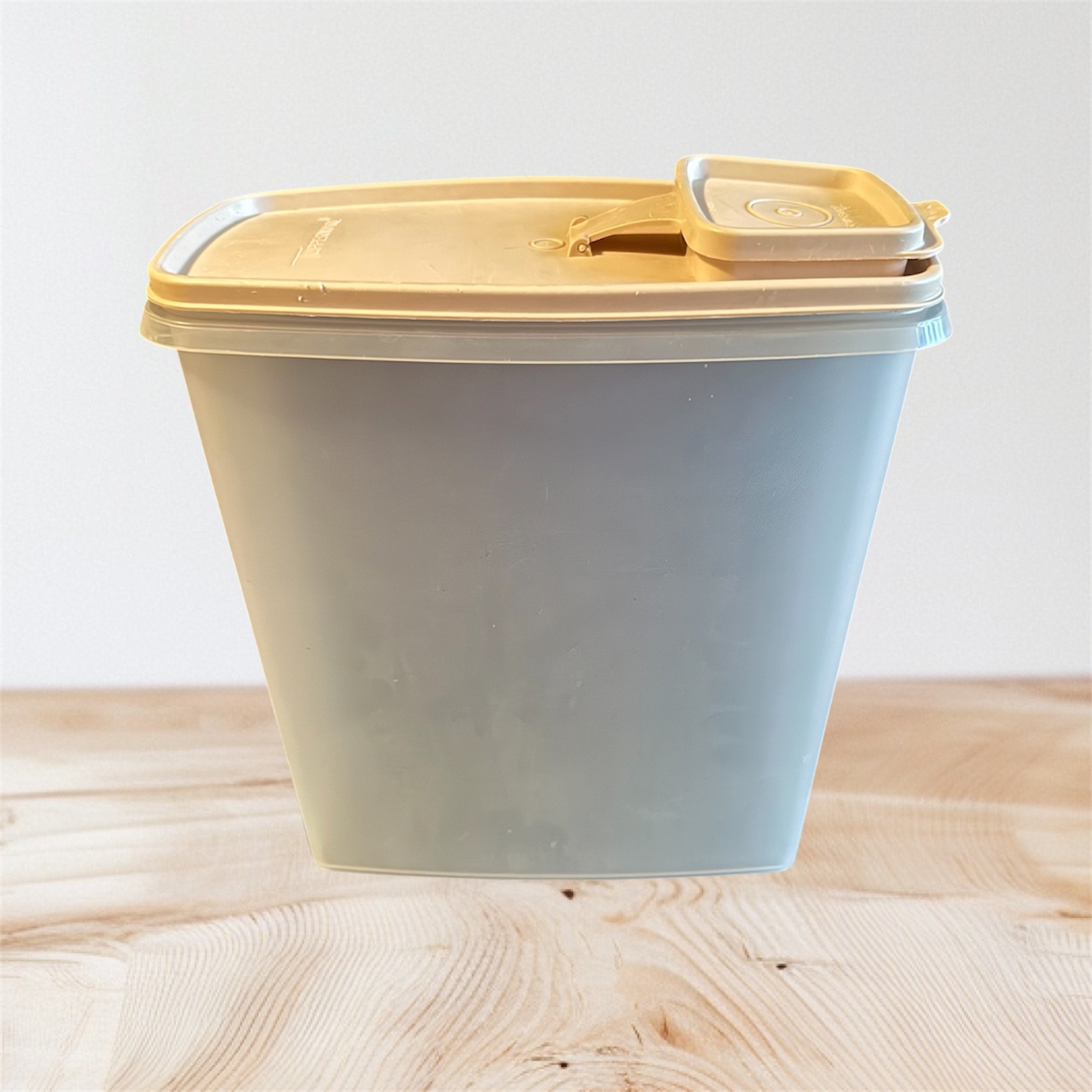 Vintage Tupperware Cereal Container w/Beige Lid (Pre-Loved) - Image 2